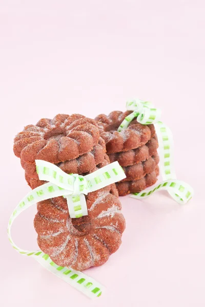 Delicious chocolate cookies on pink background. — Stock Photo, Image