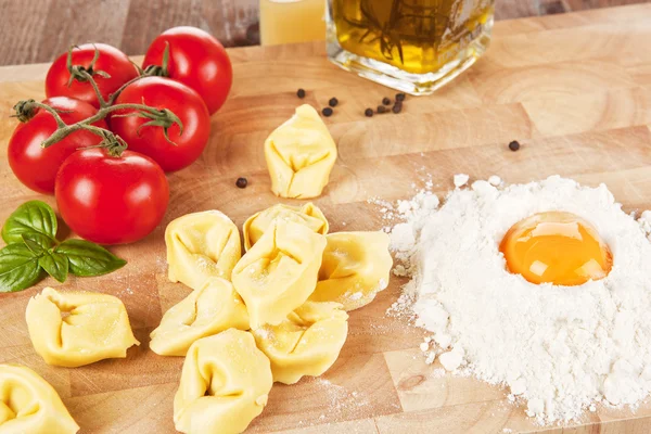 Herstellung köstlicher Tortellini. — Stockfoto
