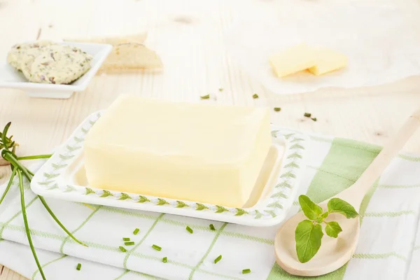 Productos lácteos. Mantequilla y mantequilla de hierbas en la mesa de madera . —  Fotos de Stock