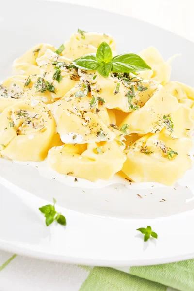 Tortellini se smetanovou omáčkou. — Stock fotografie