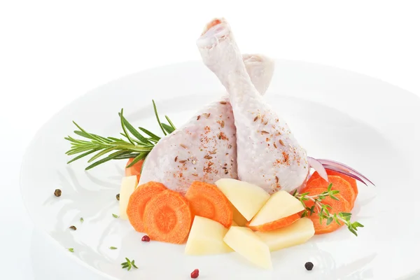 Chicken legs with fresh vegetables. — Stock Photo, Image