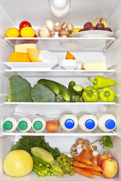 Refrigerador completo. Concepto de aptitud saludable . — Foto de Stock