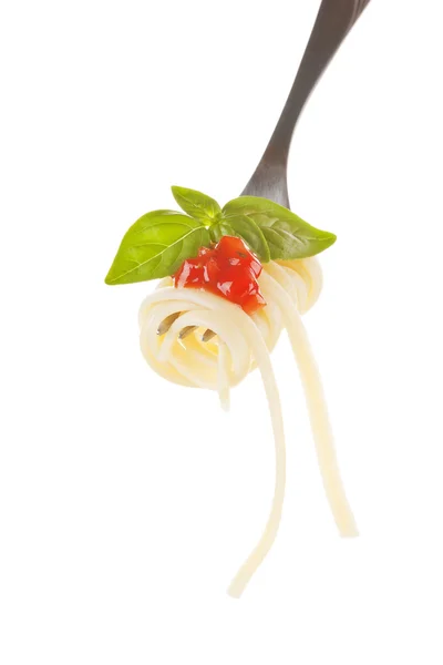Spaghetti op vork, geïsoleerd. — Stockfoto