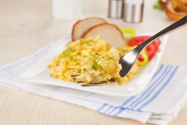 Scrambled eggs on fork. — Stock Photo, Image