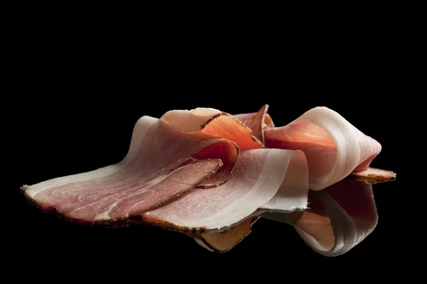 Deliziose fette di pancetta e prosciutto isolato . — Foto Stock