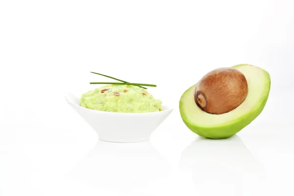 Salsa di guacamole e avocado isolati . — Foto Stock