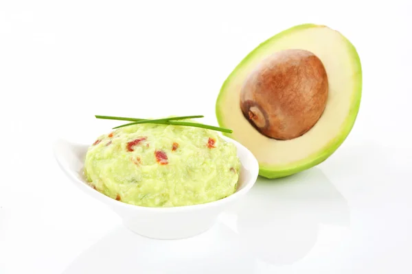 Avokado och guacamole dip isolerade. — Stockfoto