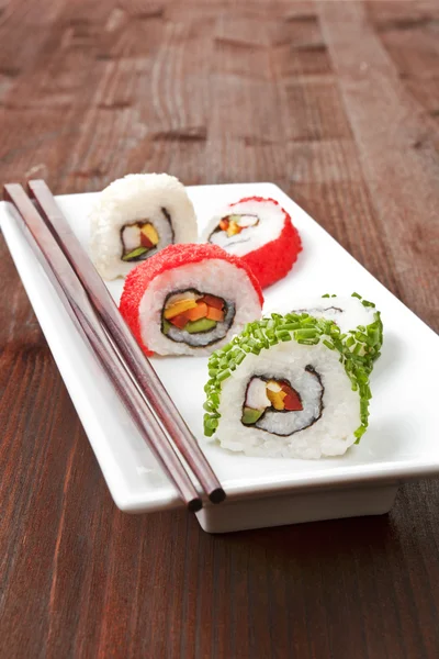 Maki. Lujosos rollos de sushi en plato blanco . — Foto de Stock