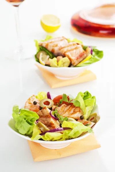 Läcker lax sallad. — Gratis stockfoto