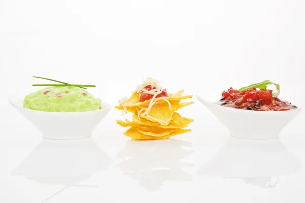 Nachos mit unterschiedlichen Dips isoliert. — Stockfoto