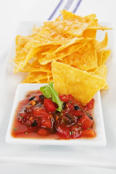 Nachos mit Käse und Tomatensauce gebacken. — Stockfoto