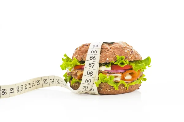 Sandwich avec ruban à mesurer. Concept de fitness . — Photo