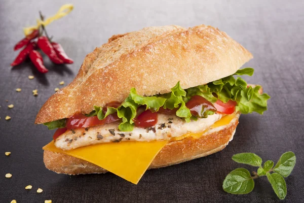 Sandwich con pollo a la parrilla. Sandwich de pollo . — Foto de Stock