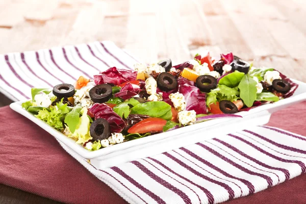 Smakelijke zomer salade. — Stockfoto