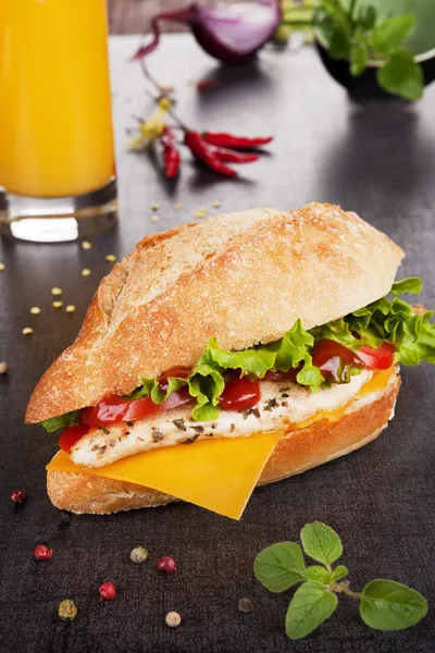 Куриный сэндвич . — стоковое фото