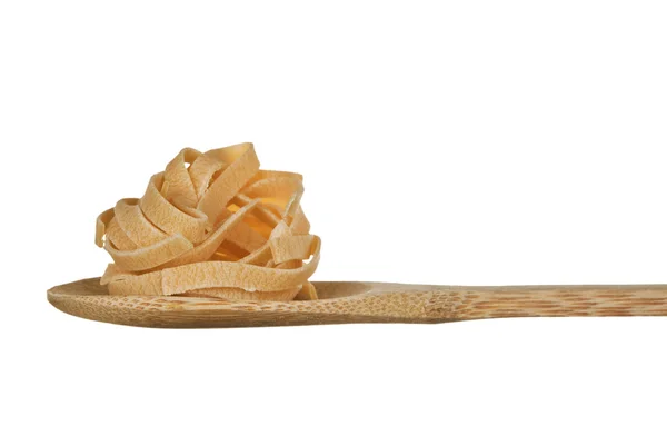 Włoski makaron w łyżką na białym tle nad białym — Zdjęcie stockowe