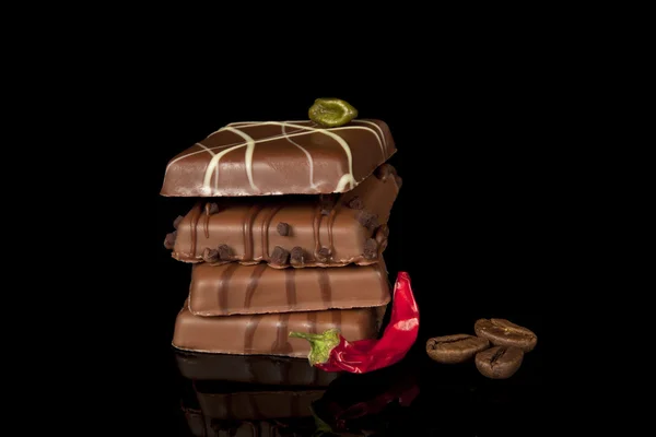 唐辛子が付いている贅沢なチョコレート — ストック写真