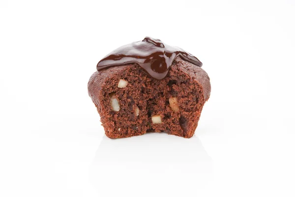 Delicioso muffin com chocolate isolado . — Fotografia de Stock