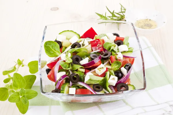 Verse salade met verse kruiden. — Stockfoto