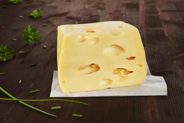 大きなチーズ。エメンタール チーズ製造. — ストック写真
