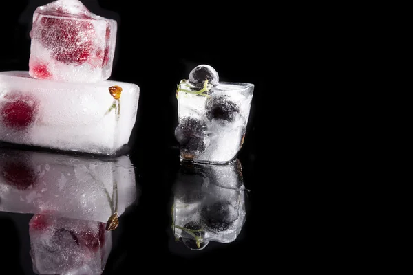 Ijsblokjes met fruit. — Stockfoto