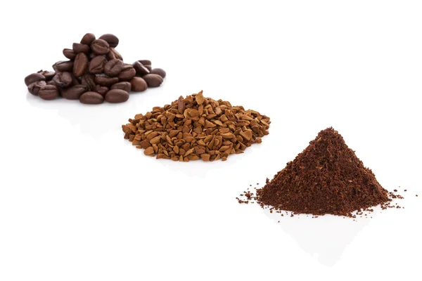 Granos de café, café molido y café instantáneo . — Foto de Stock