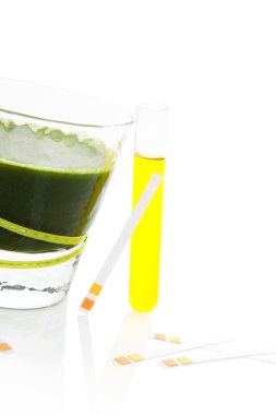 PH test şeritleri, turnusol kağıdı ve idrar test tüp beyaz zemin üzerine izole. çok az tıbbi sağlık geçmişi.