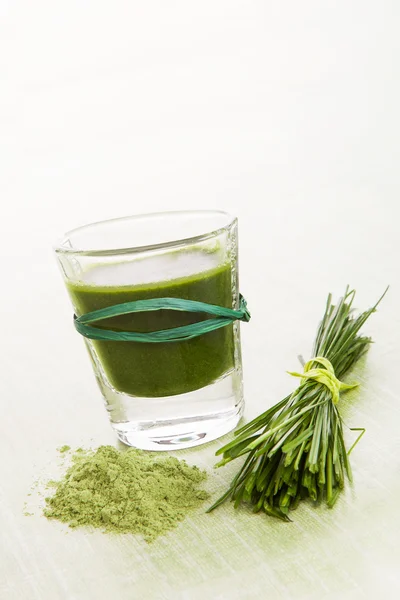 Healthy living. Spirulina, chlorella and wheatgrass. — Stock Photo, Image
