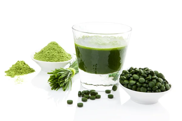 Healthy living. Spirulina, chlorella and wheatgrass. — Stock Photo, Image