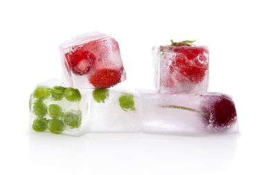 Yeşil bezelye ve buz üzerinde beyaz izole berry meyve.