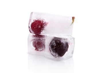 izole dondurulmuş vişne.