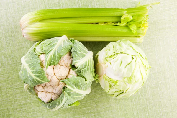 Φρέσκα λαχανικά σε πράσινο φόντο. — Φωτογραφία Αρχείου