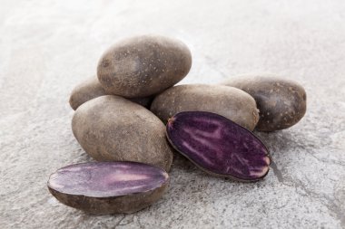 çiğ mor patates.