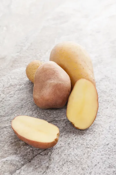 Raw yellow potatoes. — Stock Photo, Image