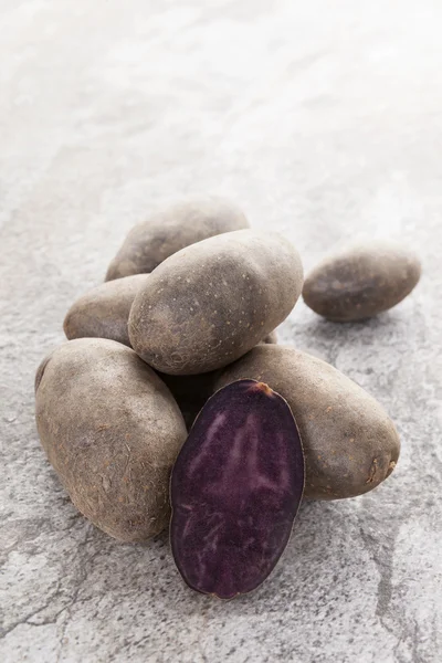 Pommes de terre violettes culinaires . — Photo
