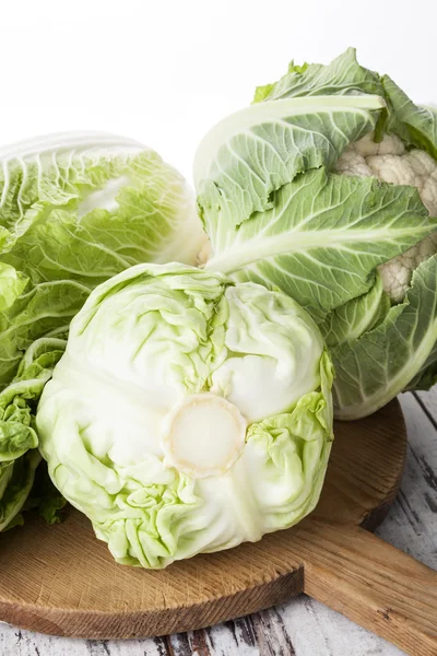 Frischen Blumenkohl und Kohl Hintergrund. — Stockfoto