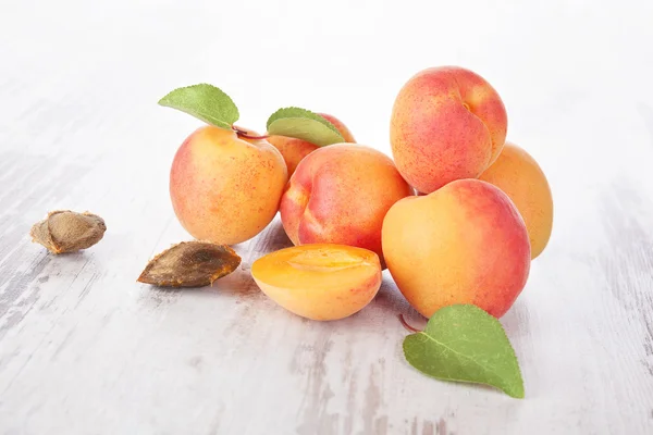 Вкусные свежие абрикосы . — стоковое фото