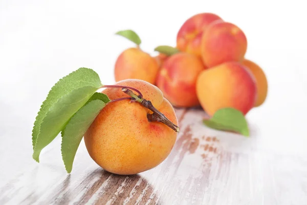Delicious ripe apricots. — Stock Photo, Image