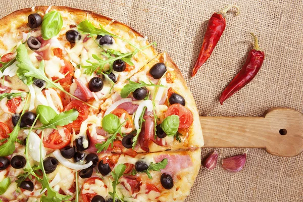 Leckere Pizza im Landhausstil. — Stockfoto
