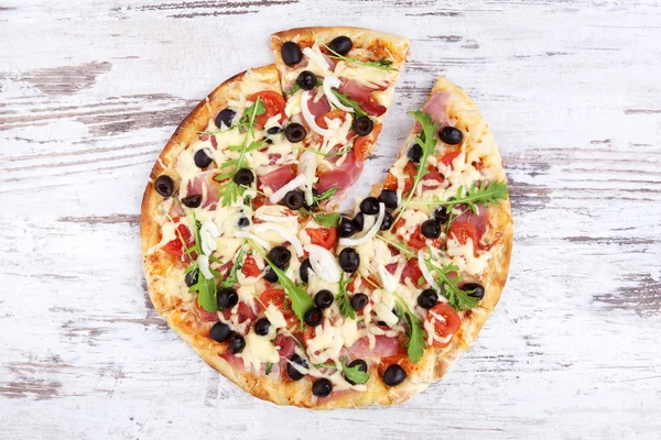 Pizza auf weißem Holzhintergrund. — Stockfoto