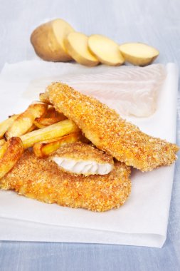 Balık ve patates kızartması. geleneksel İngiliz yeme.