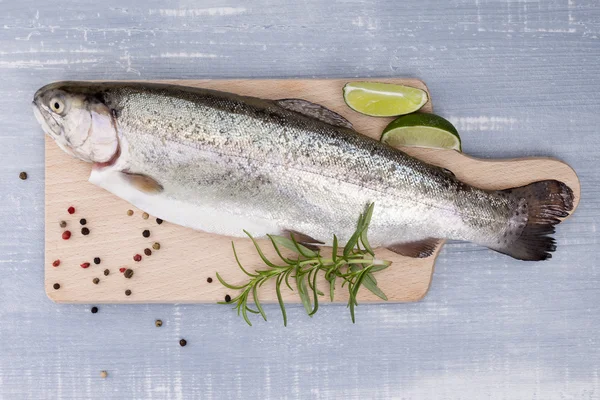 Freh forel aan boord van de keuken. — Stockfoto