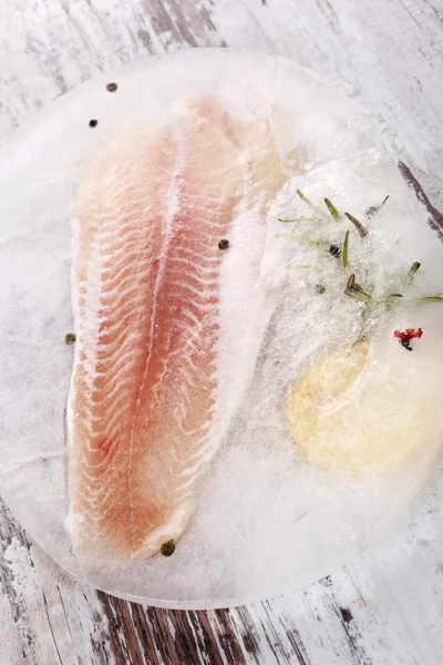 カントリー スタイル魚を食べる. — ストック写真
