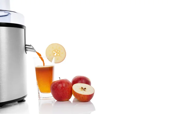 Juicing fresh apples. — Stock Photo, Image