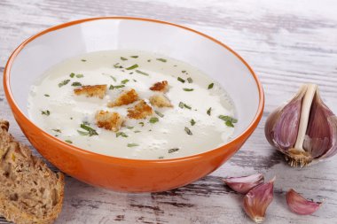sarımsak çorbası.