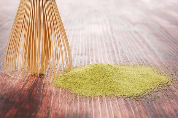 Matcha te med bambu chasen. — Stockfoto