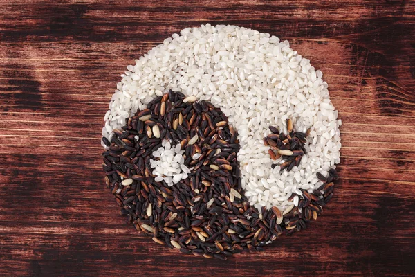 Czarno-biały ryż stanowiących yin yang symbol — Zdjęcie stockowe