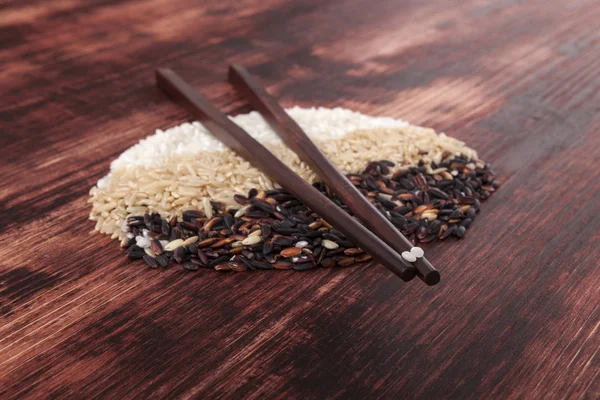 Gemengde rijst met stokjes. — Stockfoto