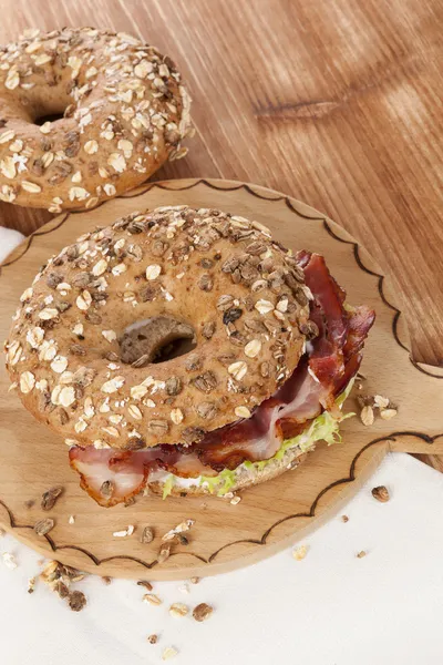 Vollkorn-Bagel mit Speck — Stockfoto