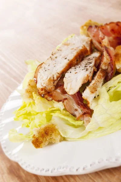 Ensalada con carne a la parrilla . — Foto de Stock